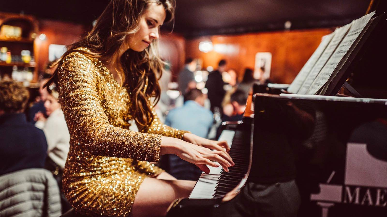 Joy Tandt aan de piano van Piano's Maene tijdens een evenement